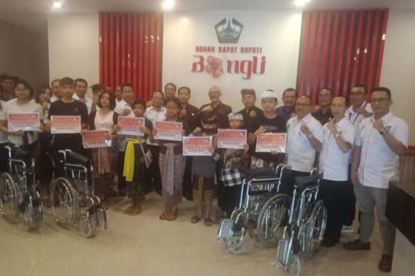 Panitia Perayaan Hari BPR BPRS Provinsi Bali Serahkan Bantuan Kursi Roda dan 1 Ton Beras