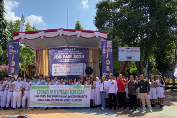 Kolaborasi Bersama Tiga BPR Dalam Acara Edukasi dan Literasi Keuangan Di SMKN 1 Klungkung