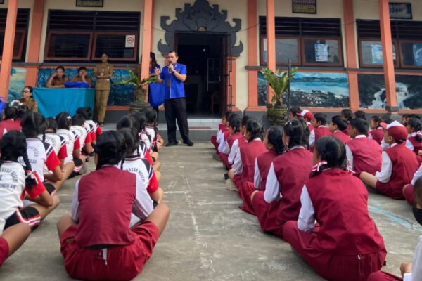 Kegiatan Edukasi Literasi BPR Sarijaya di SDN 1 Banjarangkan Klungkung
